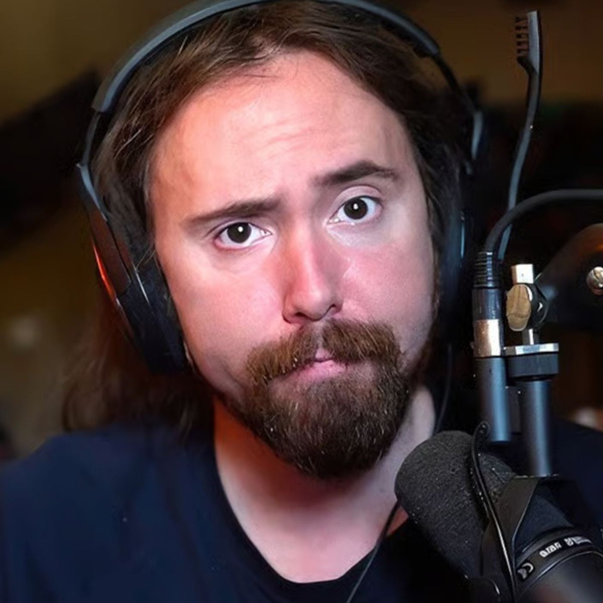Asmongold 在直播中回應觀眾關於廣告攔截器的提問