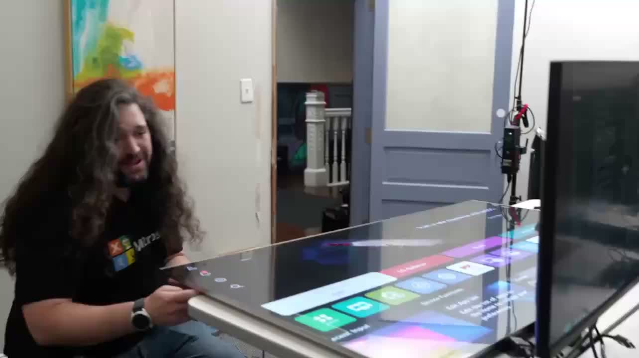 Gamers Nexus 主持人 Steve Burke 在示範現場
