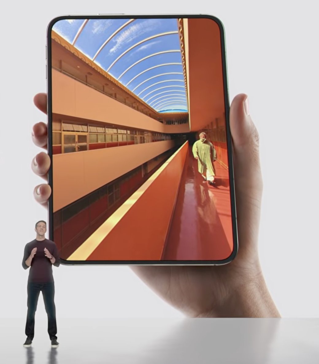 蘋果發布會上單手握着展開 iPhone Duo 的畫面