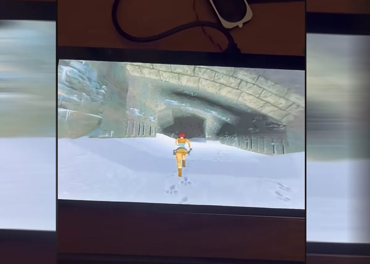 Lara Croft 在 ESP32-P4 開發板接駁的熒幕上奔跑