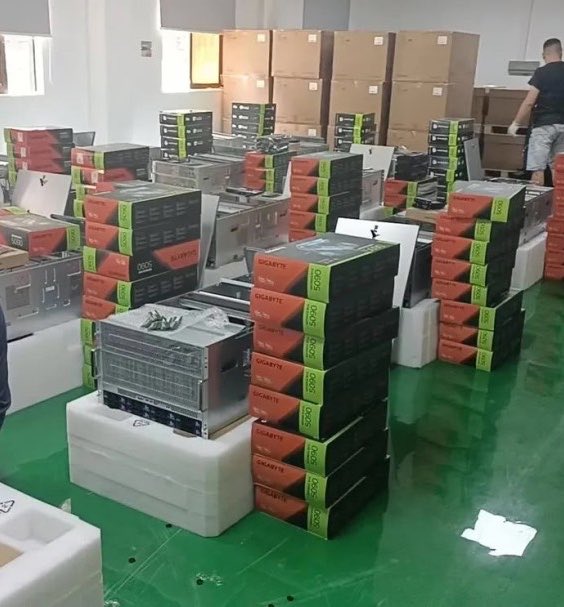 AI 伺服器組裝場地內堆放的 Gigabyte RTX 5090 紙盒