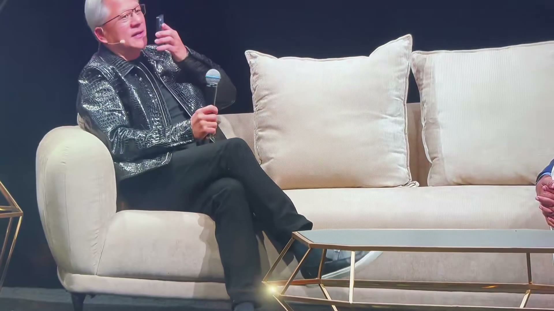 Jensen Huang 在 All-In Summit 台上接聽特朗普來電