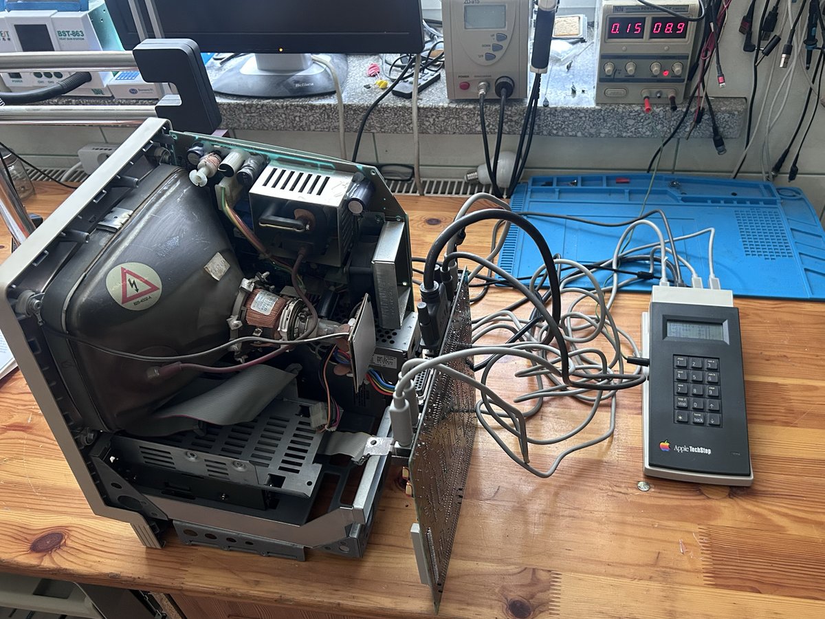 Macintosh SE 拆開外殼接上 Apple TechStep