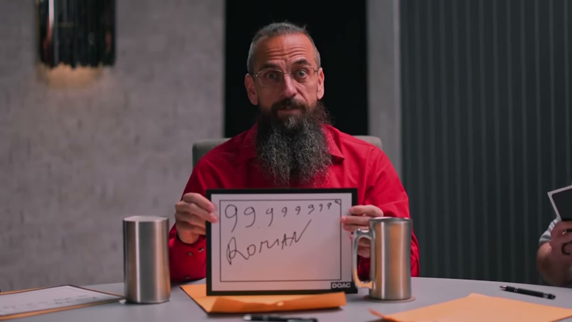 Roman Yampolskiy 舉起寫有滅絕機率的卡片