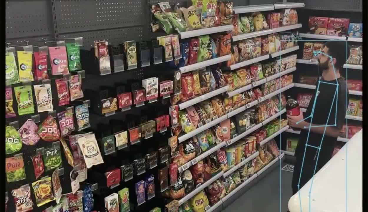 示範影片中的店舖實拍畫面,顧客身上疊有藍色骨架線條及一條指向貨架的視線