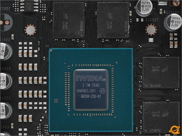 一張 NVIDIA GB206 核心顯示卡的電路板,GPU 周圍的記憶體顆粒印有 Micron 標誌及 D8FHL 編號