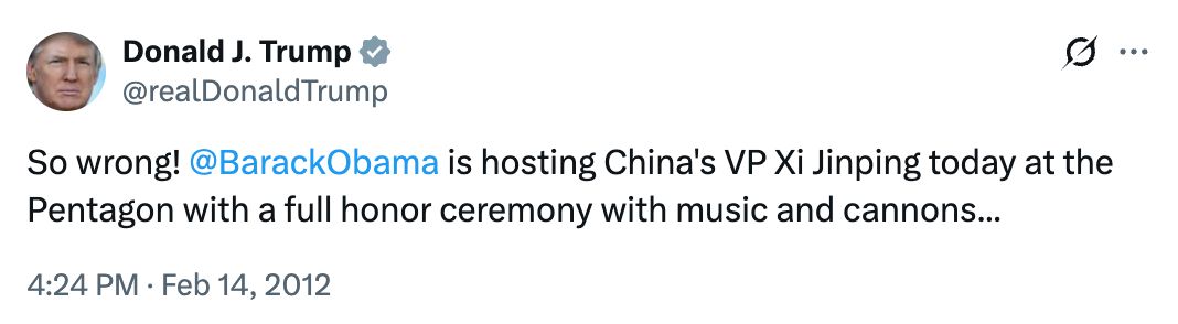 特朗普 2012 年 2 月 14 日在 Twitter 發文，批評奧巴馬在五角大樓以全套軍禮歡迎時任國家副主席習近平