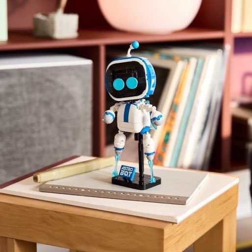 LEGO Astro Bot 積木套裝放在木凳上,機械人懸浮在印有 Astro Bot 標誌的底座上方