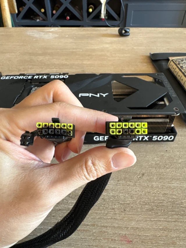 熔掉的 RTX 5090 電源接頭