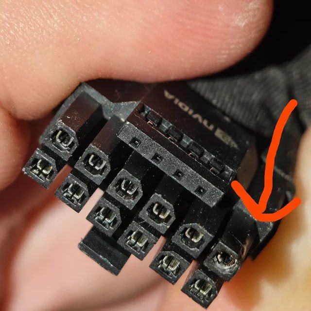 燒焦的 RTX 4090 轉接線接頭