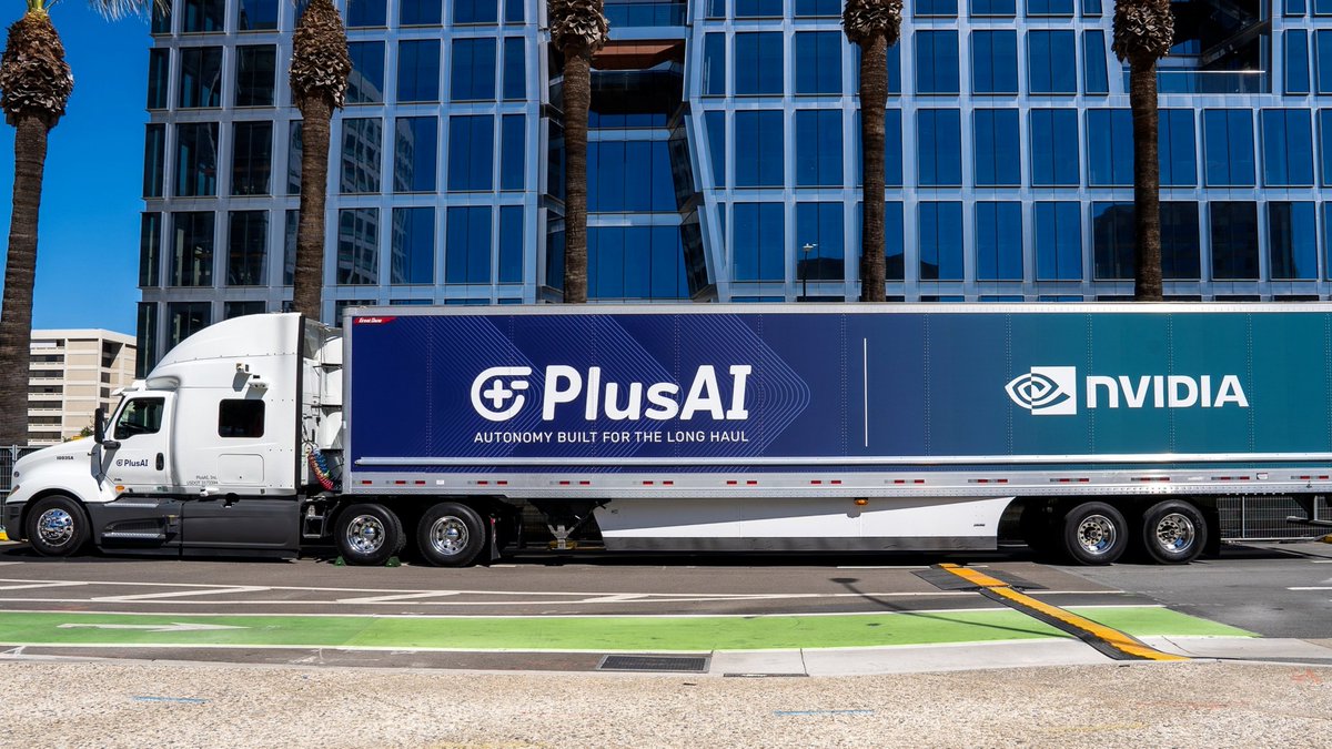 印有 PlusAI 及 Nvidia 標誌的 PlusAI 自動駕駛貨車拖車