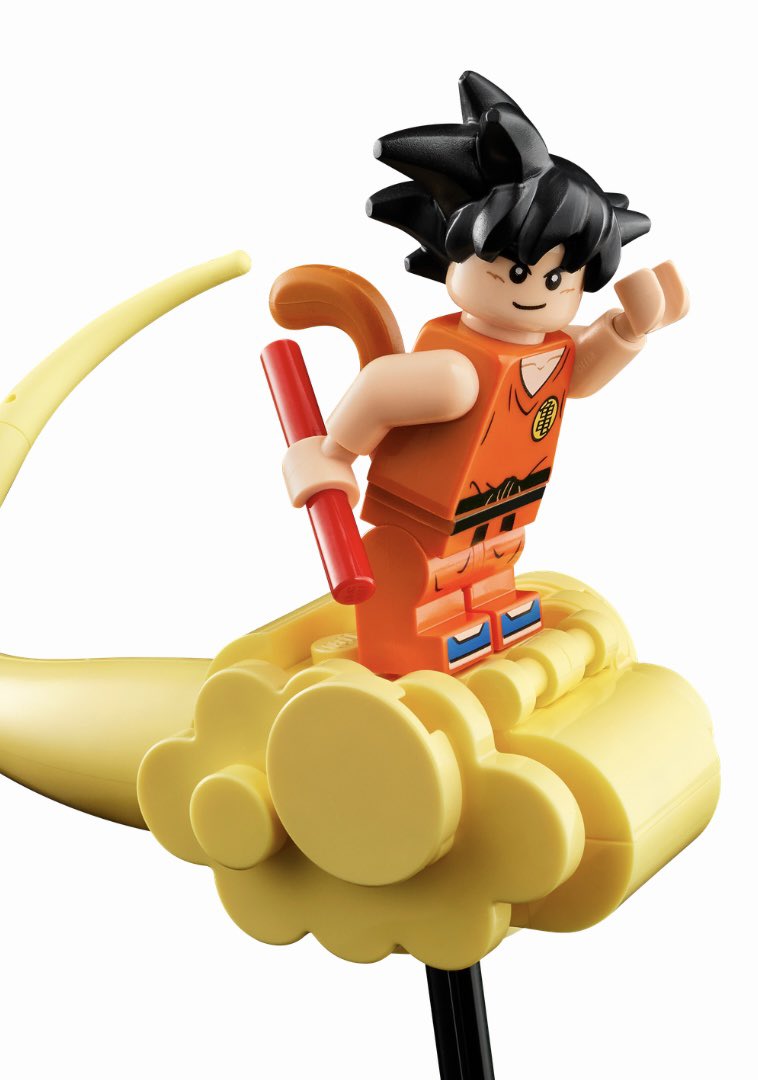 LEGO 小悟空人仔拿着如意棒,站在筋斗雲上的官方圖片