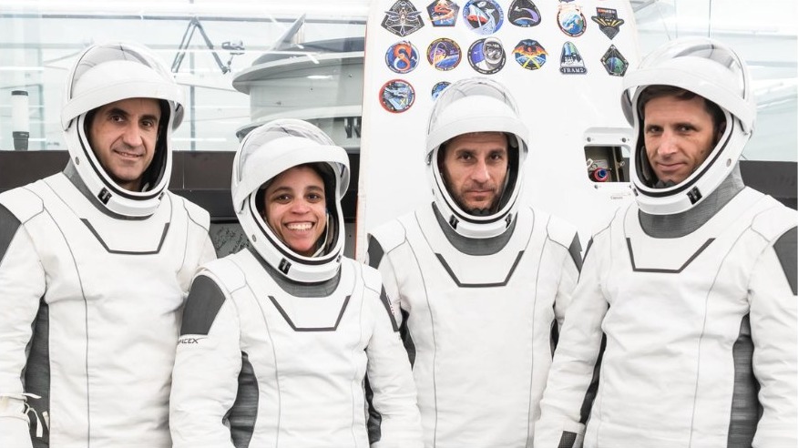 Crew-13 四名成員在加州霍桑 SpaceX 總部穿上壓力衣合照,左起:俄羅斯太空人 Sergey Teteryatnikov、NASA 太空人 Jessica Watkins 及 Luke Delaney、加拿大太空人 Joshua Kutryk