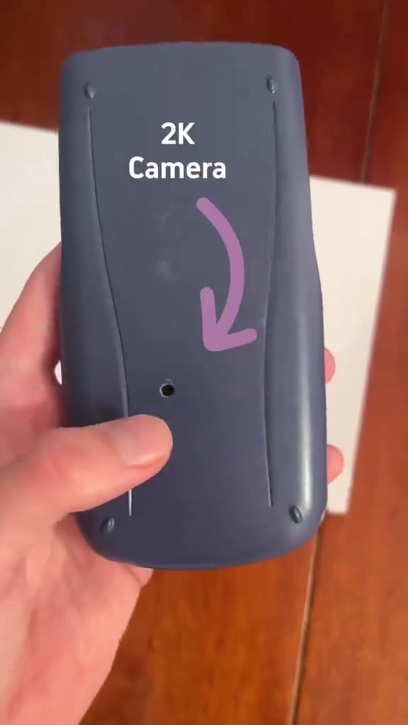 畫面所見背面針孔與 2K Camera 標註