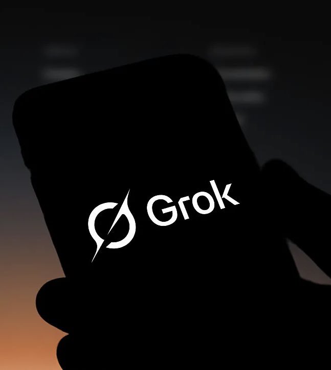 手機熒幕上的 Grok 標誌