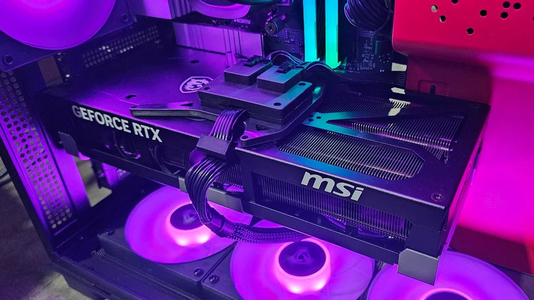 RTX 5090 裝上輔助供電板並接駁電纜