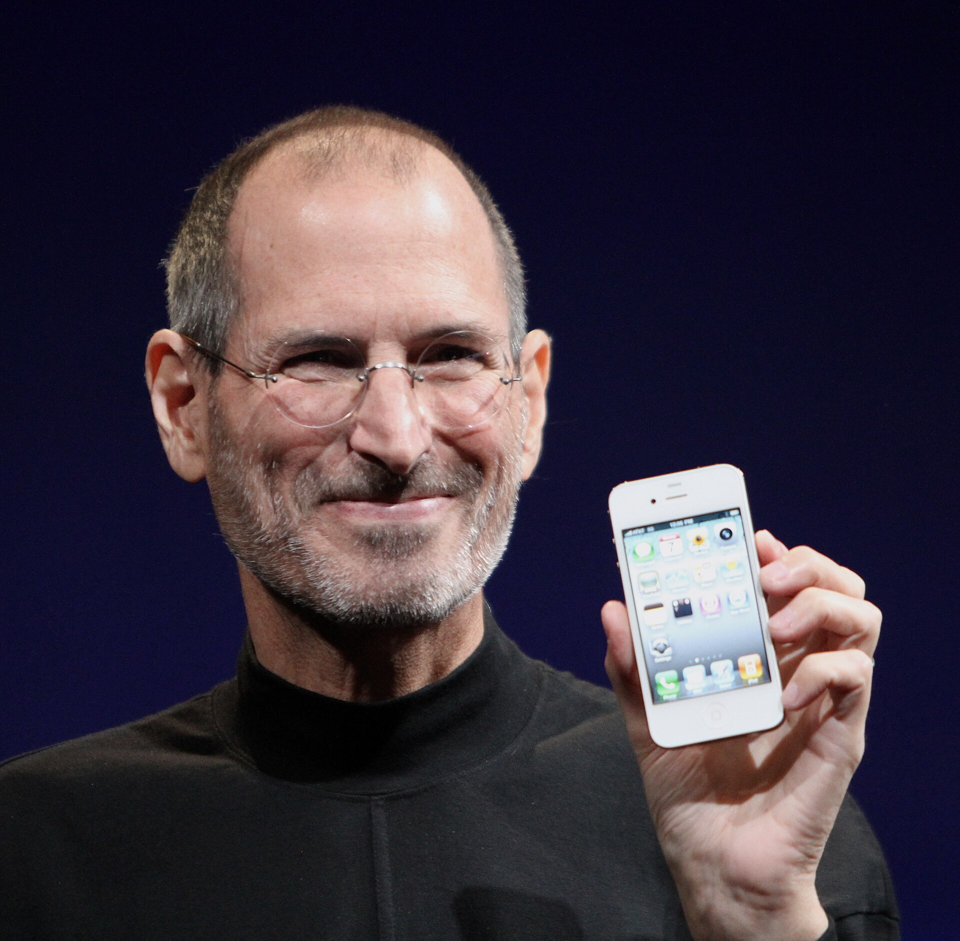Steve Jobs 在 2010 年 WWDC 台上展示 iPhone 4