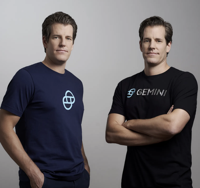 Tyler 及 Cameron Winklevoss 穿着 Gemini 標誌 T 恤的合照