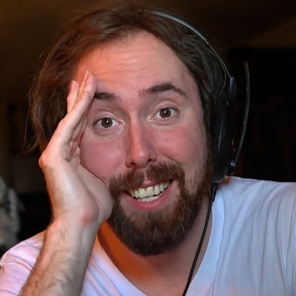 Asmongold 直播時談及網上娛樂場贊助的畫面