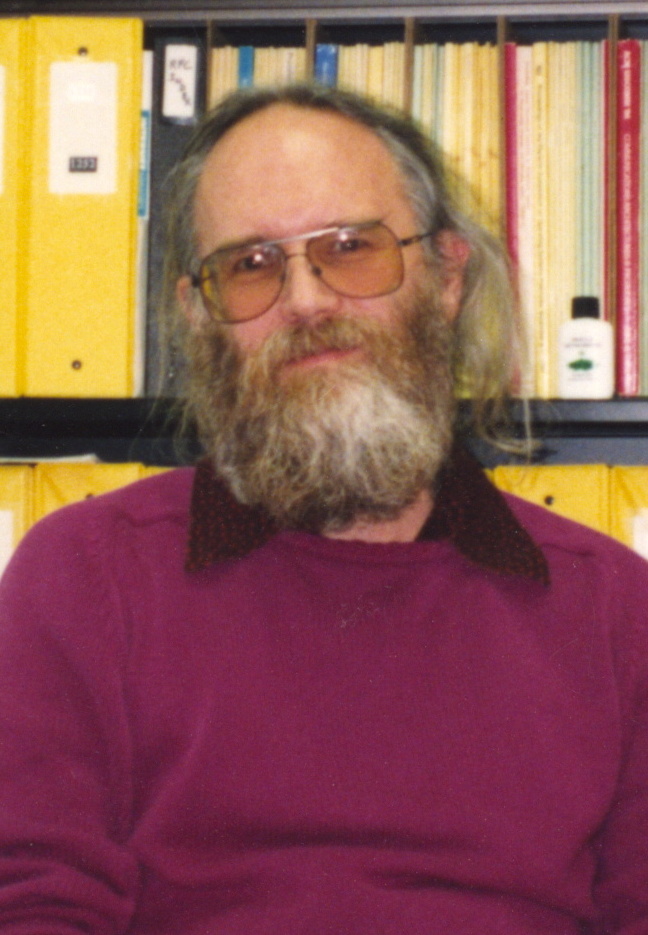 Jon Postel 在書架前的照片