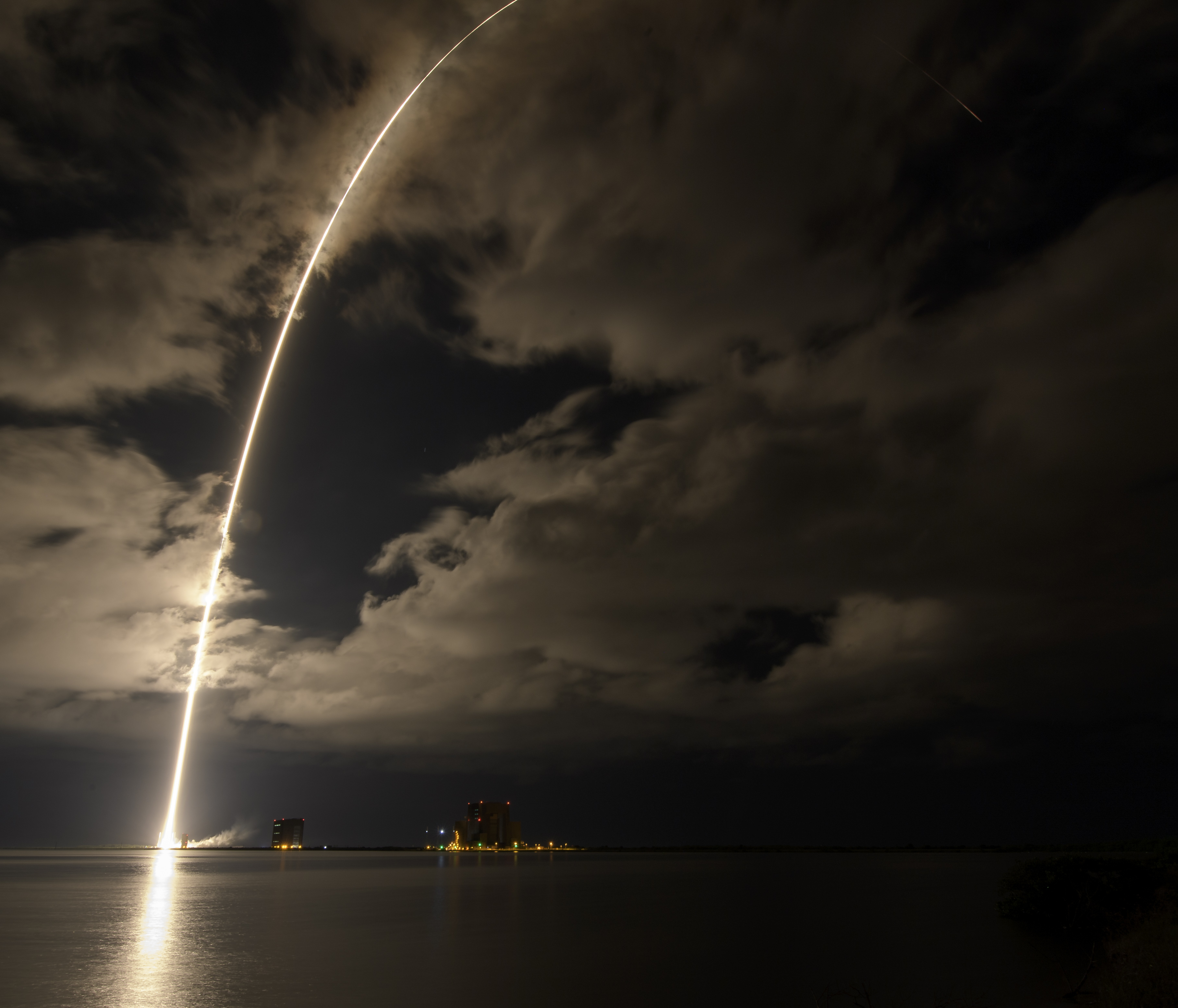 Atlas V 火箭載著 Lucy 升空的長曝光照片