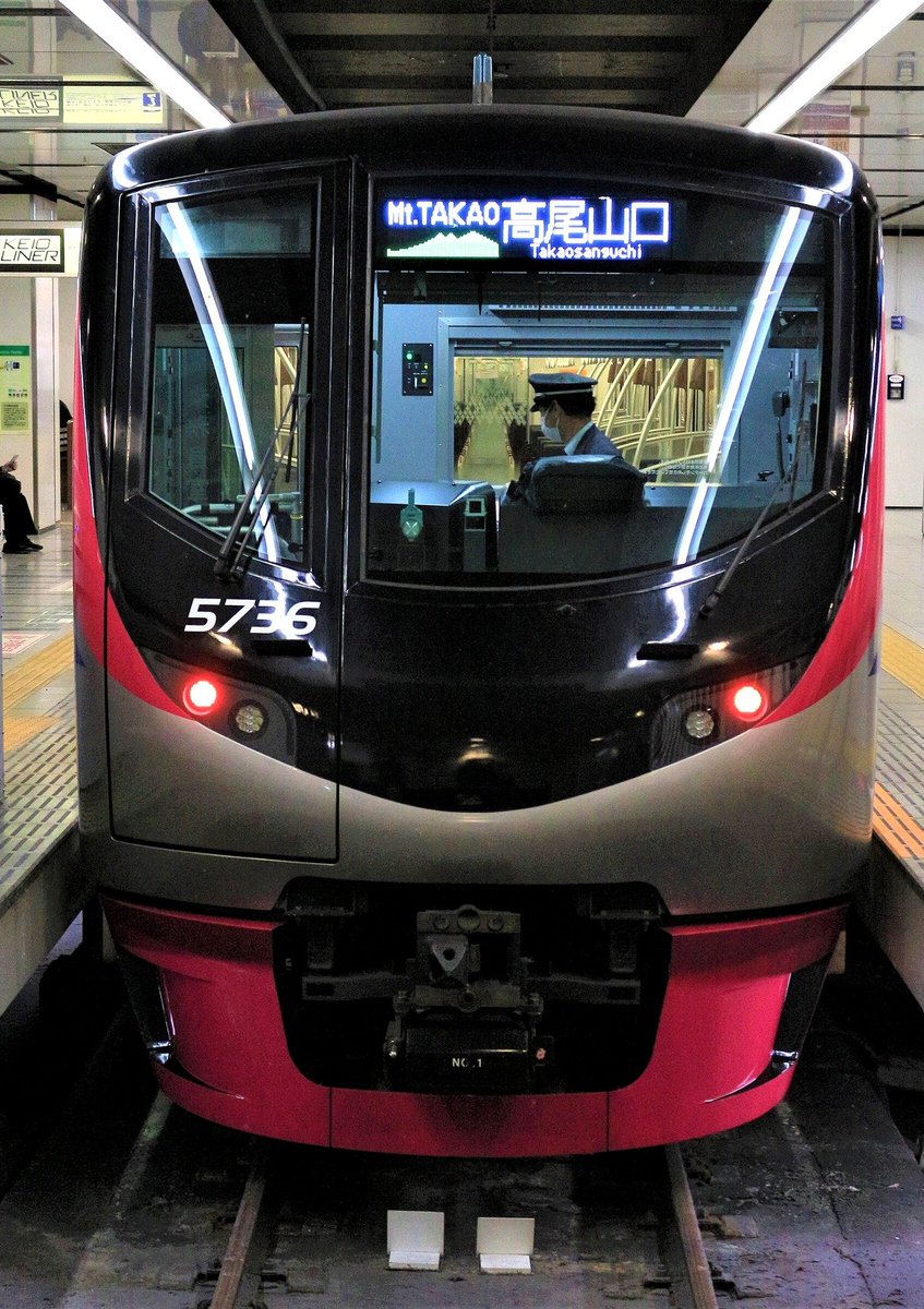 京王電鐵列車停靠月台