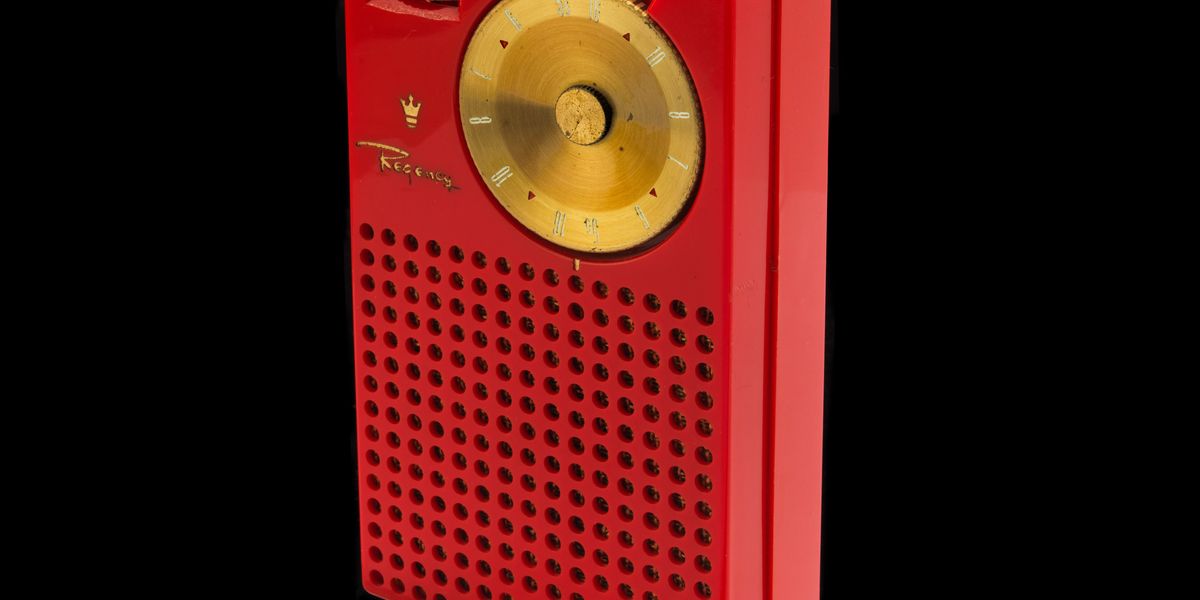 一部紅色的 Regency TR-1 袖珍收音機