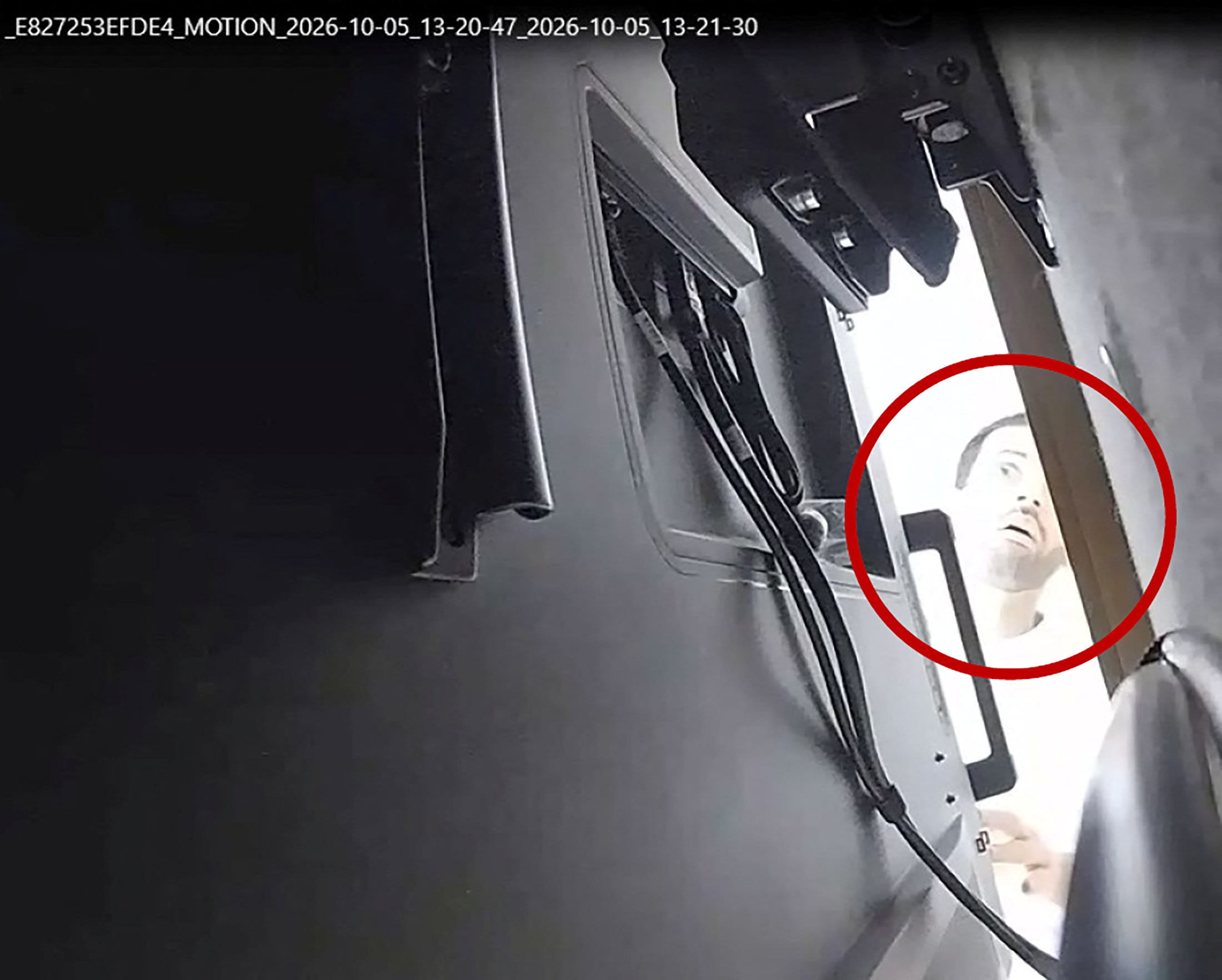 美國司法部公開的閉路電視截圖，顯示 Abdulrahman Alfozan 10 月 5 日在 OpenAI 會議室查看電視背面
