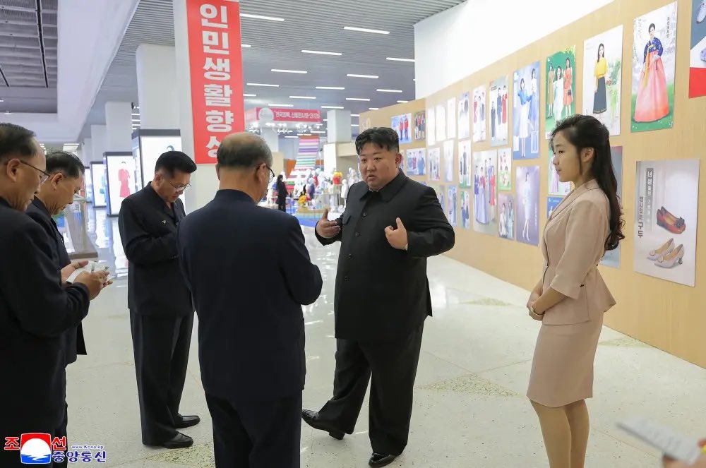 網傳腦出血死亡 金正恩現身鞋展