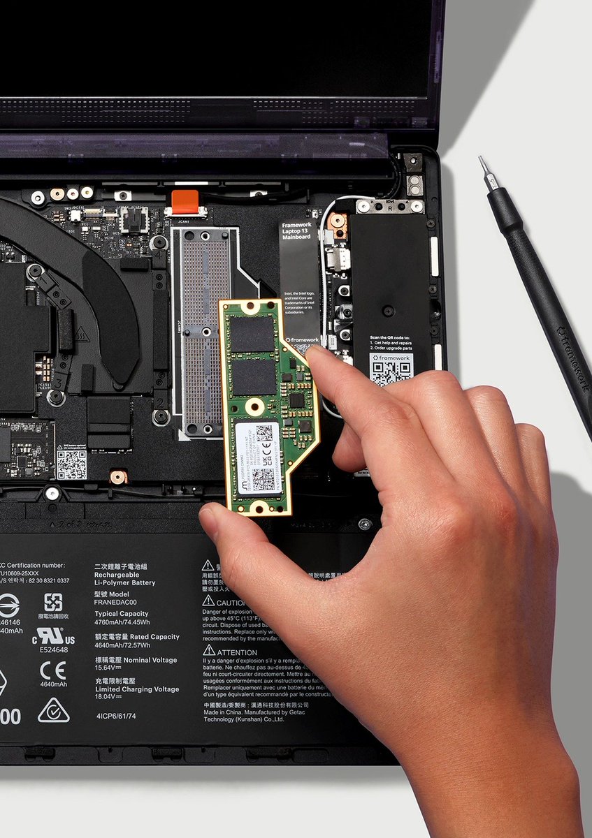 Framework Computer Laptop 13 Pro 拆開後的主機板和 LPCAMM2 記憶體模組