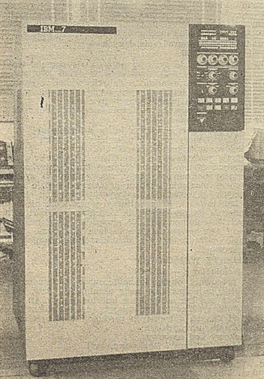 IBM System/7 的機櫃與操作台